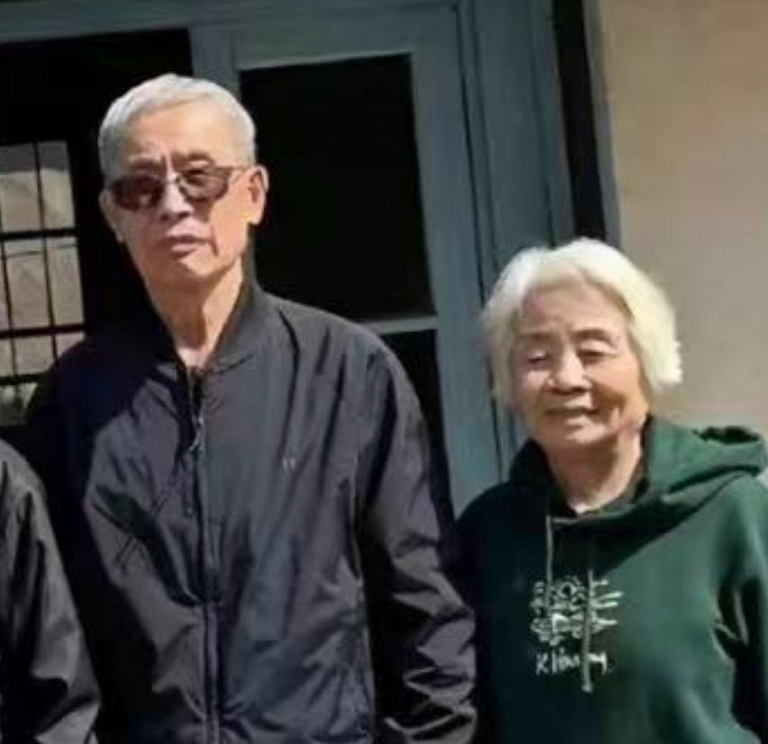 45岁张译回黑龙江老家探亲！父子罕见同框，五官太像引网友热议