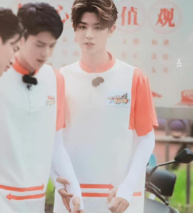 乐华娱乐|乐华娱乐黄明昊“男女通吃”？与男友人十指紧扣，与女友人滑雪