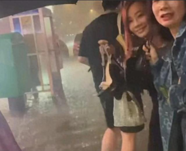 香港遇百年特大暴雨:容祖儿尖叫车子泡水、郑希怡被困、家也遭殃