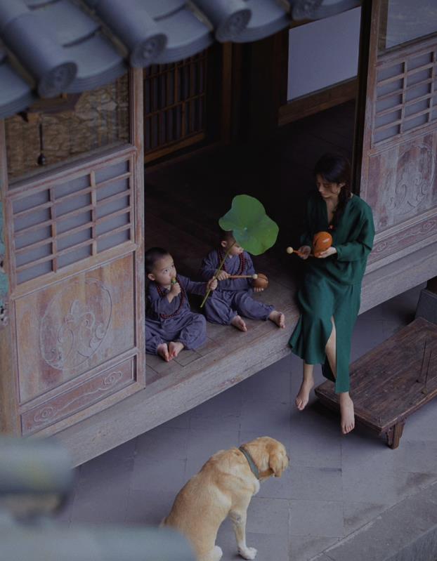 杨颖脚趾甲过长被嘲后,赵丽颖没穿鞋拍照,脚部处理却被赞接地气!