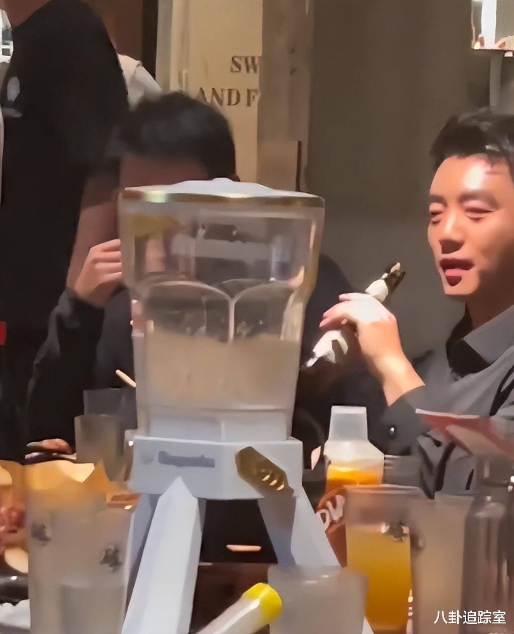 郑恺|婚变升级!郑恺深夜酒吧对瓶吹,丈母娘掺和女儿婚姻,被指没分寸