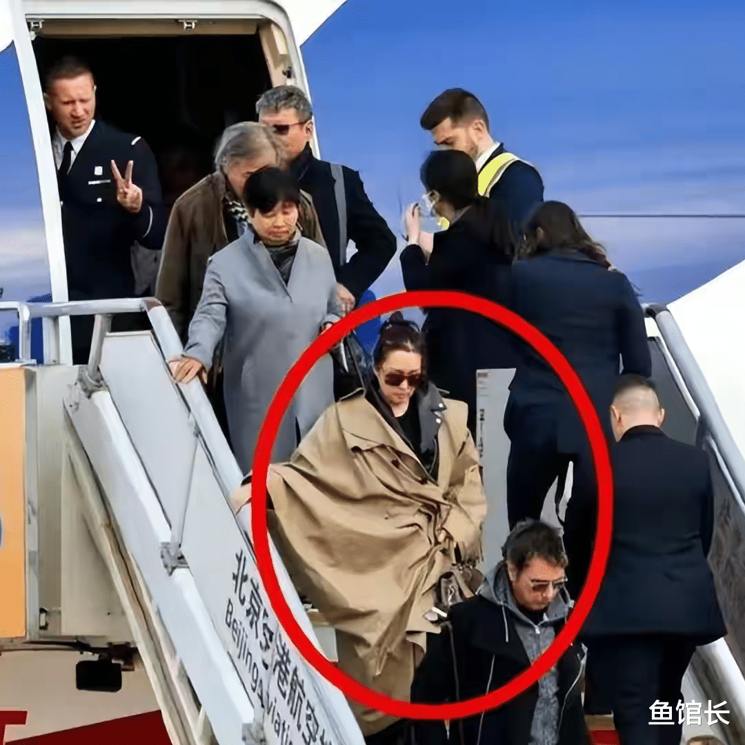 香港大佬圈的一张合影，把章子怡“江湖地位”体现得淋漓尽致