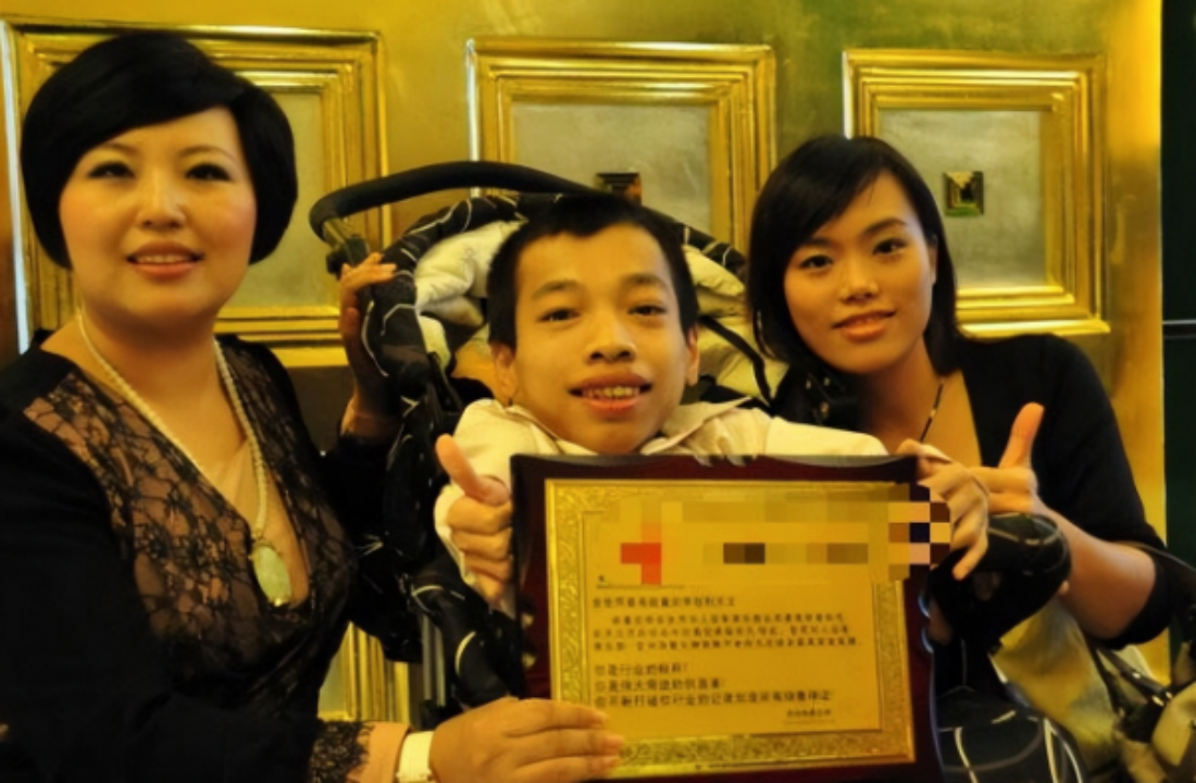 “轮椅总裁”李创利:身高不到一米娶一米七秘书,今儿子比他还高