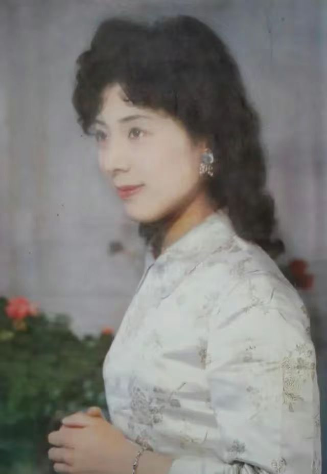 关牧村|著名歌唱家关牧村：与王星军离婚后，带儿子嫁高官，如今怎样了？