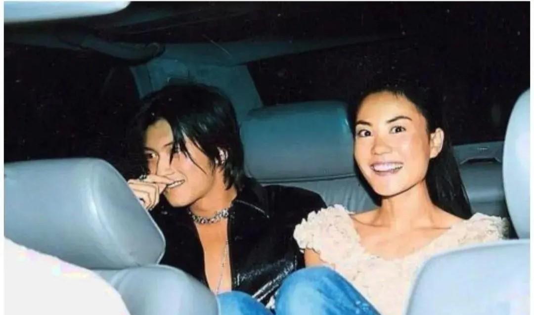 王菲|54岁王菲近照曝光，小腹隆起明显，谢霆锋疑似喜当爹