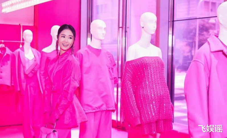 李斯丹妮|林心如全身芭比粉浮夸造型，给人冲击的第一印象