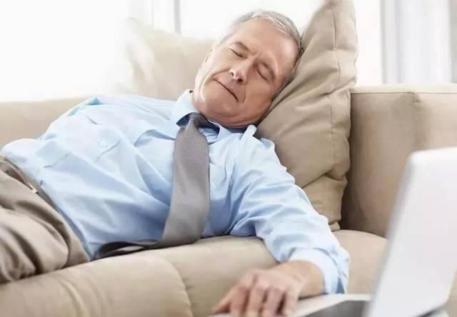 长期在睡前玩手机的人，会付出什么代价？医生：或要承受6种痛苦