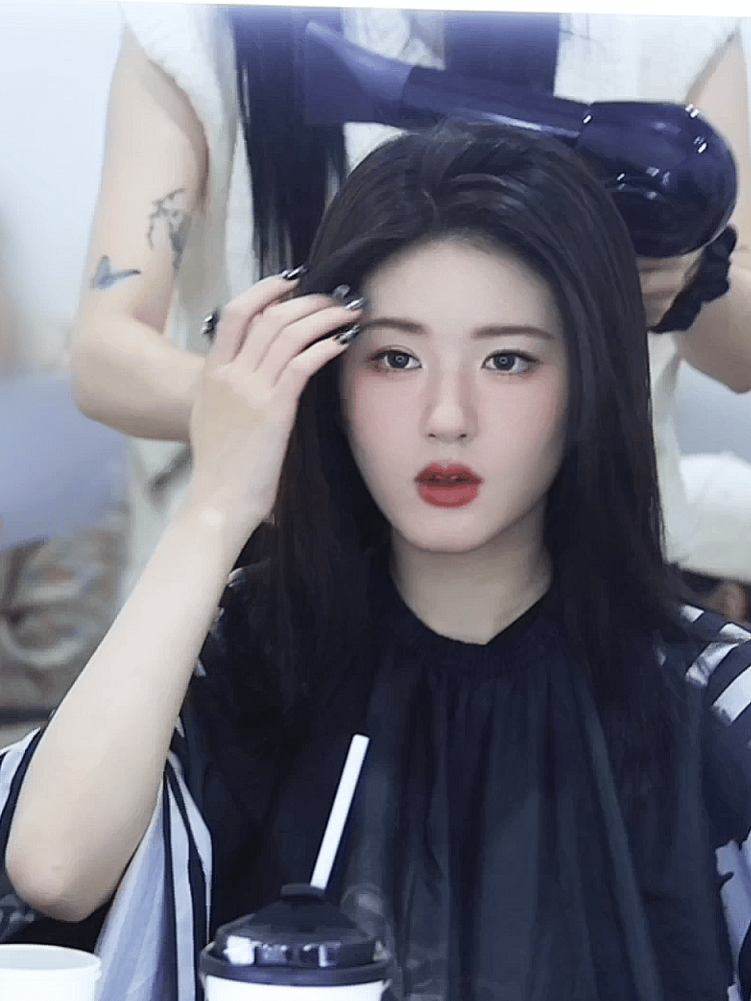 赵露思的新发型有一种/这次我要夺回属于我的一切既视感。 ???