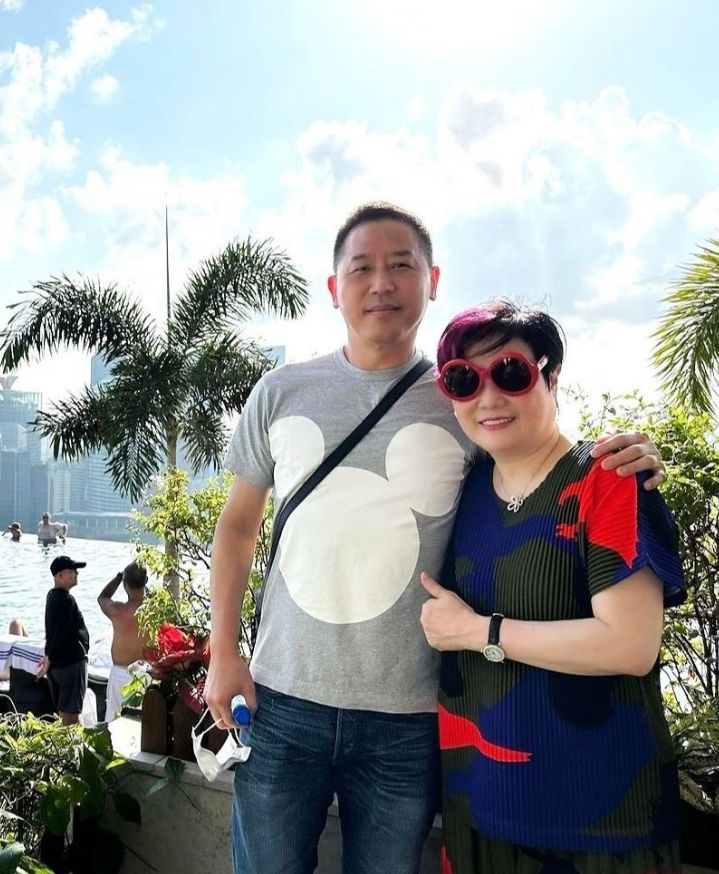 唐鹤德陈淑芬新加坡度假,狄波拉夫妇设宴招待,64岁依旧帅气十足