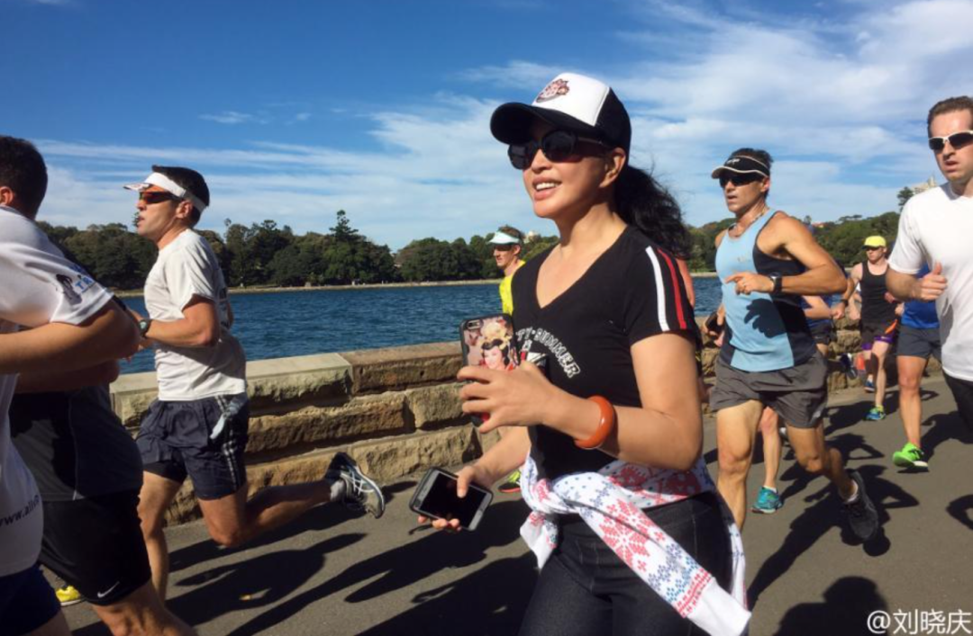 71岁刘晓庆公园跑步！网友：看着不像70岁，比我40都有精神