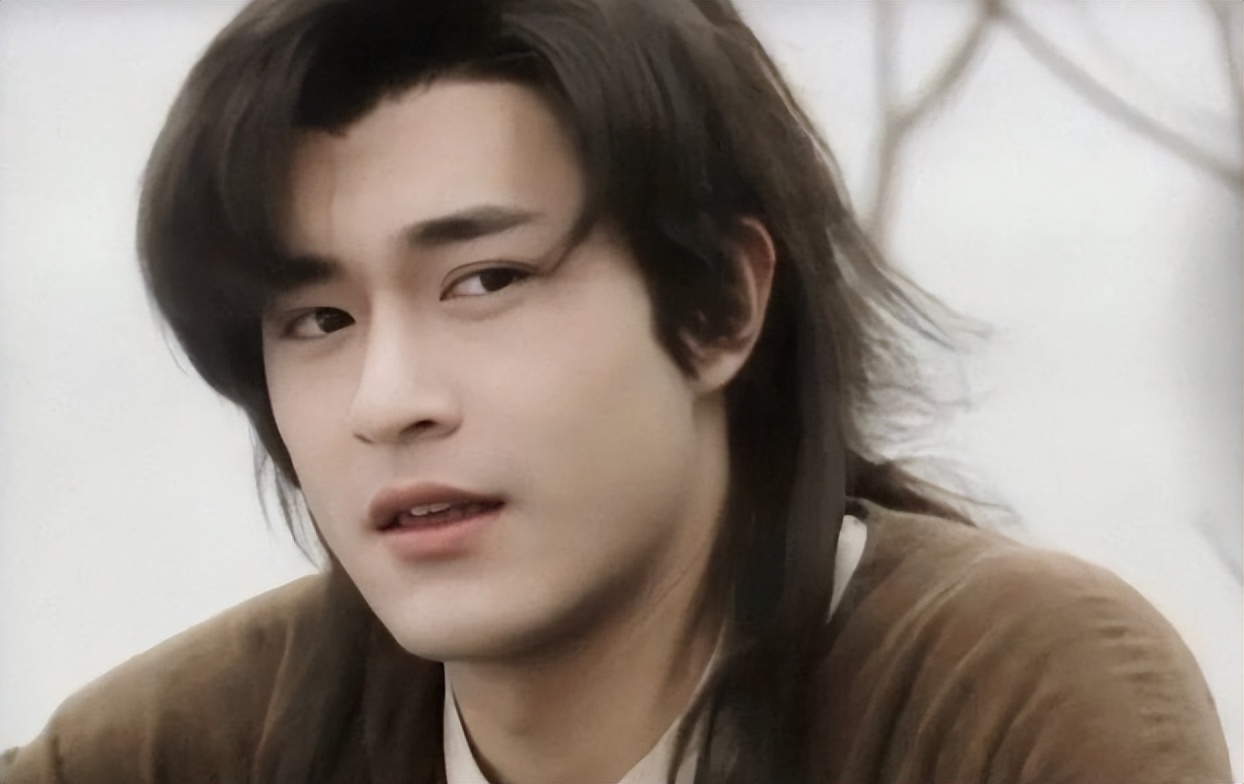 香港这一夜,有人穿“睡衣”,有人像“三星堆”,有人像遛弯大爷