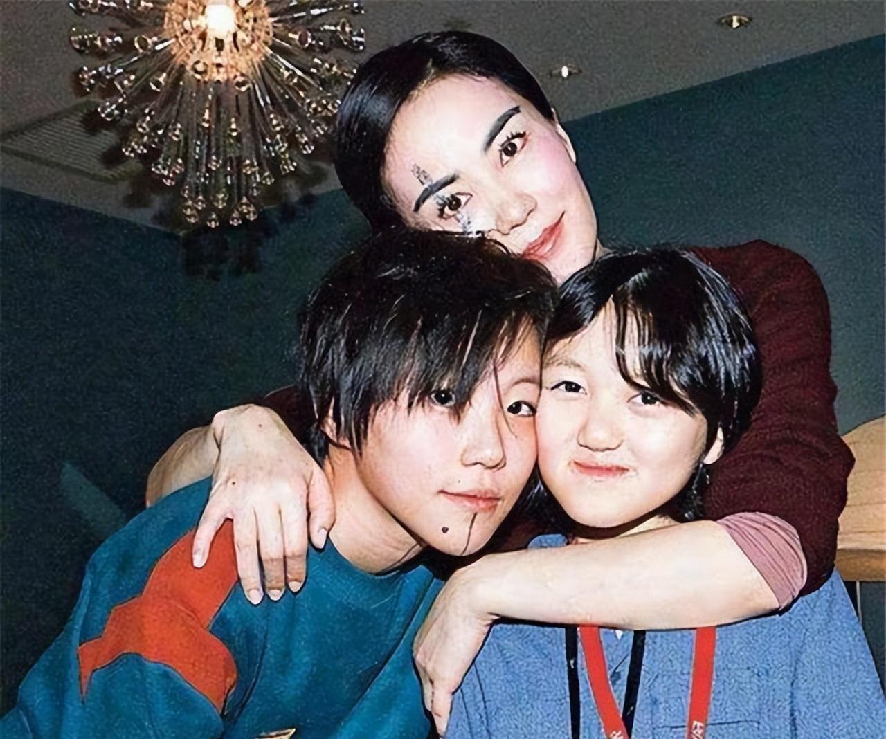 都是自己亲生女儿，为何王菲拼命争夺窦靖童的抚养权，却不争李嫣？