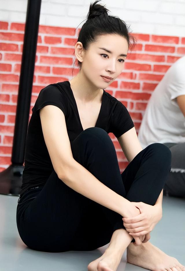 这一次,董洁的体面被“周迅”撕了个粉碎