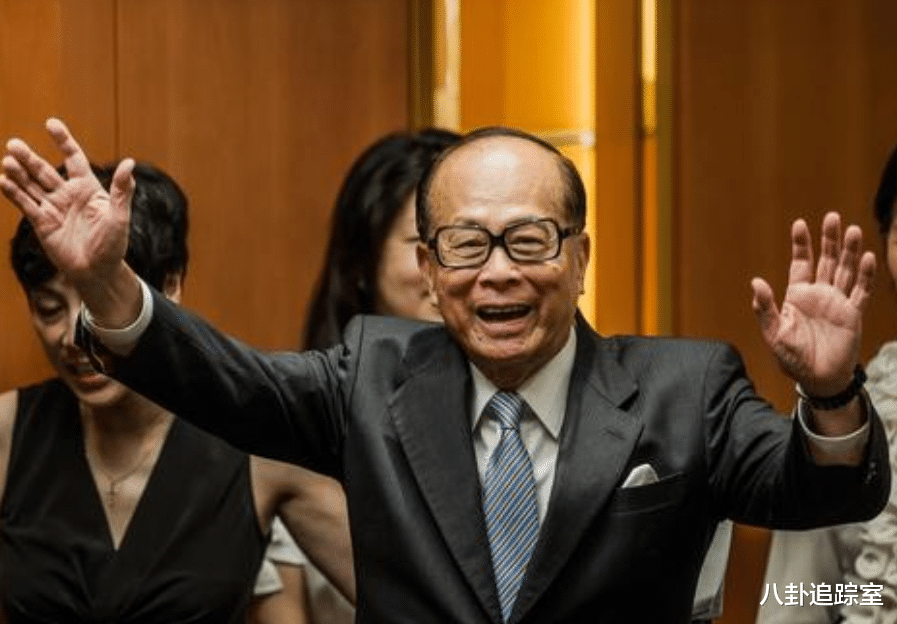 96岁李嘉诚拜佛排场大,被主持亲自搀扶显尊贵,10亿女保镖伴身侧