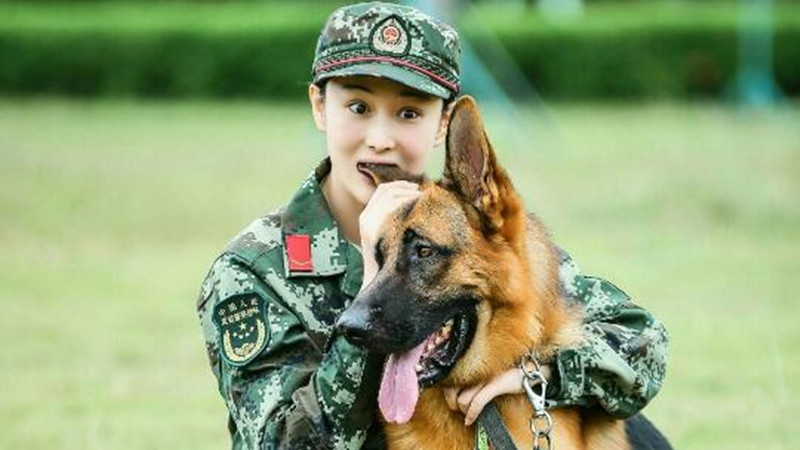 张馨予晒出与宝宝的合照，婚后生活太滋润，36岁被何捷宠成小孩