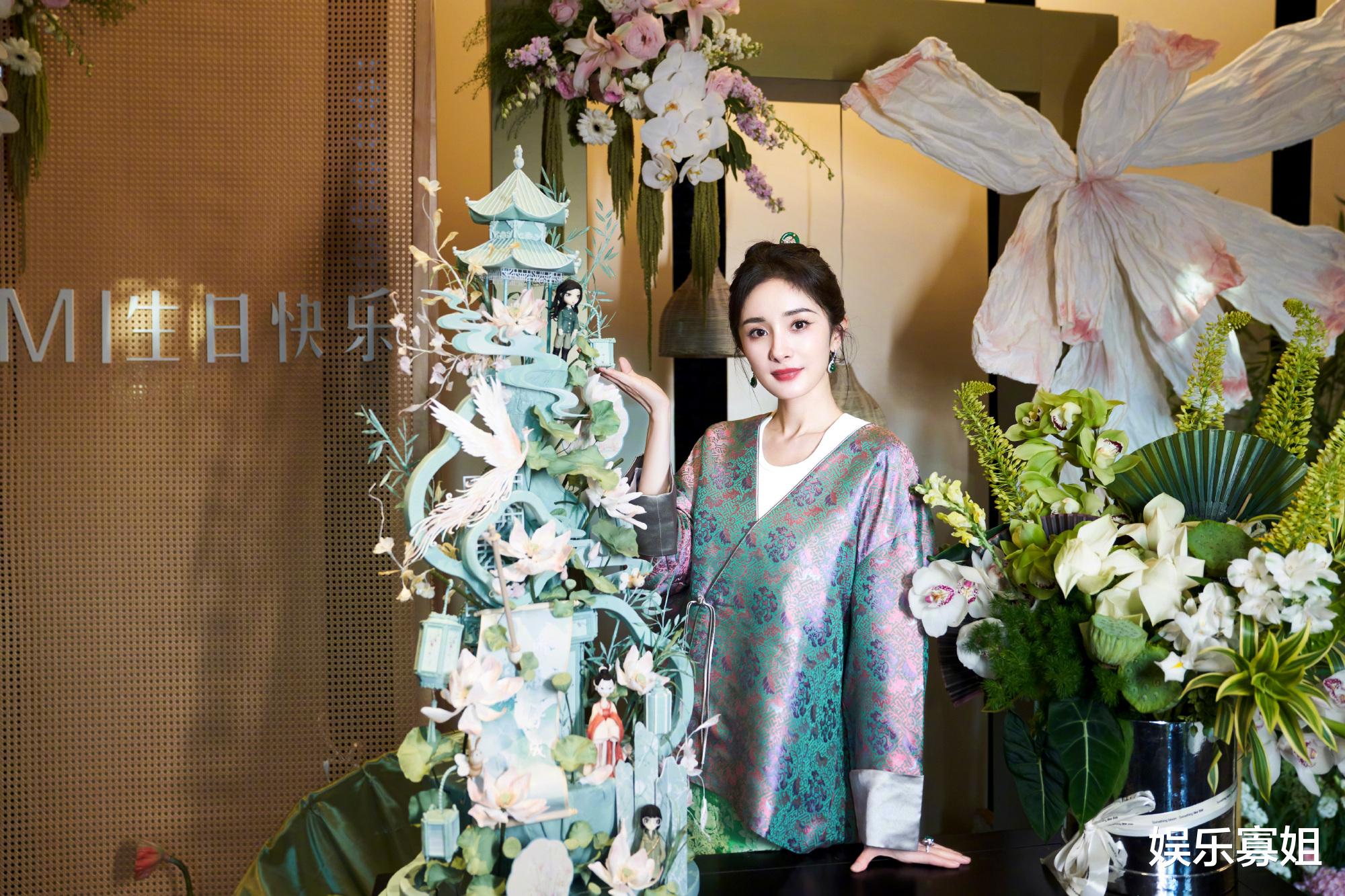 杨幂龙年春晚联排下班,红色美甲搭配绿色戒指、耳饰,贵气又时髦