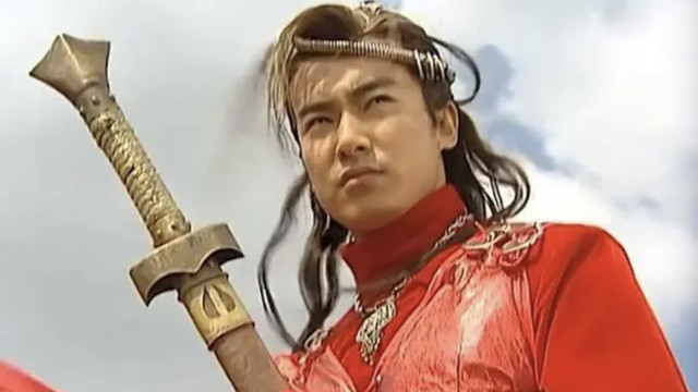 裤衩套头，花洒软管做头饰，小时候爱看的古装剧，妆造真的很离谱