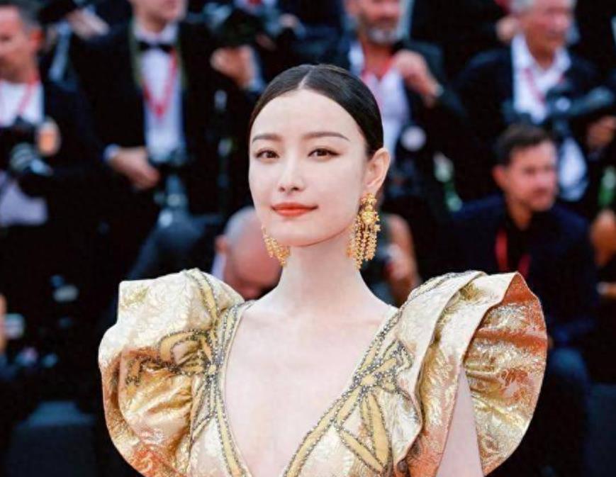 被冯小刚捧红,成龙接着捧,洪金宝等着捧,年纪轻轻就被大佬钟爱