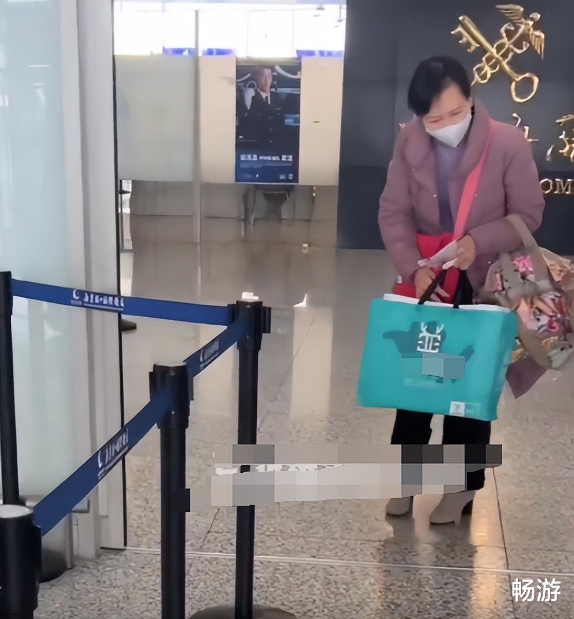 66岁陈美琪朴素的令人心疼!身着旧衣服挎布包,面对粉丝再三鞠躬