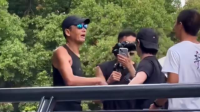 周润发|周润发在上海晨跑遭围堵，为避免冲突转身就走，脾气超好待人温和