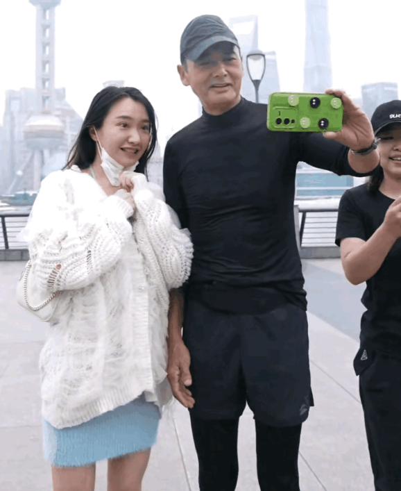 周润发与路人合影，镜头前后判若两人，遭质疑为何变脸如此之快？