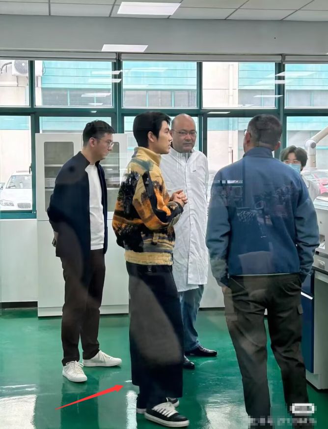 钟汉良|48岁钟汉良现身公司参观,头发浓密颜值回春,穿搭遭网友吐槽