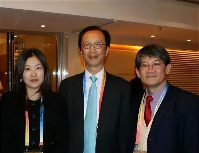 伏明霞|02年香港财神爷娶小26岁伏明霞,婚后不改风流,与妻子闺蜜传绯闻