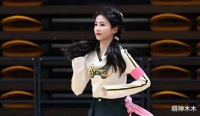 |太尴尬!跑男团到泰国,竟请群演扮粉丝,同一群人举了四家灯牌!