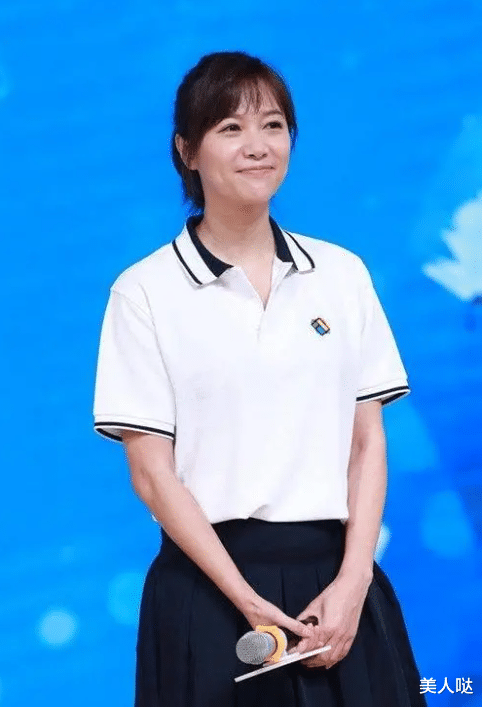 徐静蕾自信过头了!穿家居服踩人字拖登台领奖,油光满面活脱脱一中年大妈