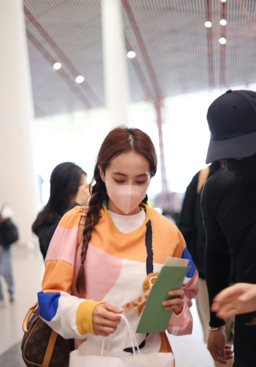 蔡依林|蔡依林现身咖啡店,不会用手机支付惹争议,被吐槽没见过世面