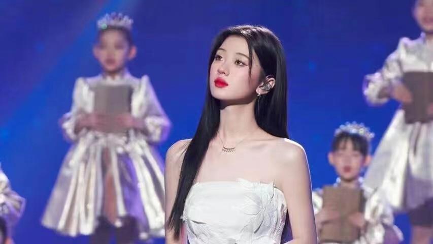 单依纯|三代人的回忆杀！单依纯演唱思念，歌声悠悠，像蝴蝶飞进我的窗口