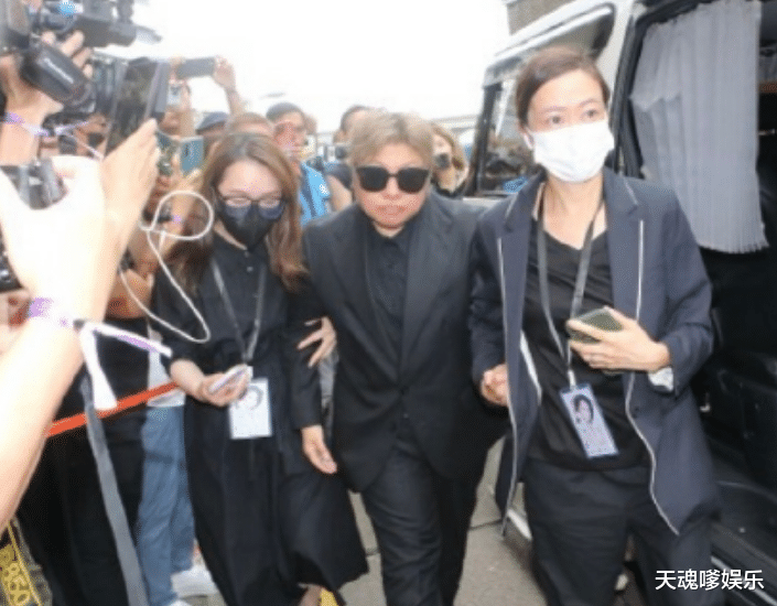 直击李玟葬礼：成龙刘德华送感言，韩红现身靠搀扶，二姐微笑献唱