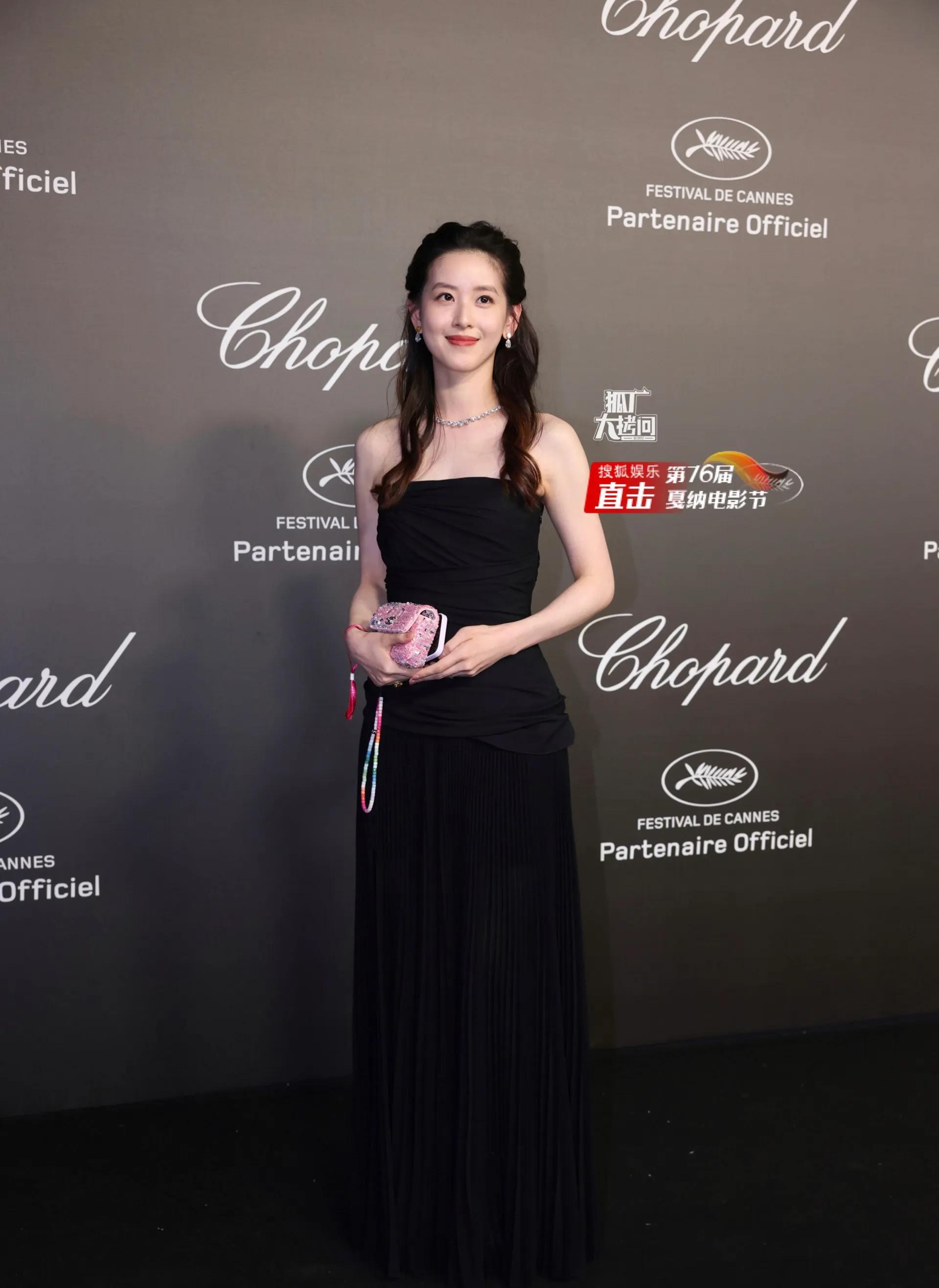 章泽天|章泽天现身戛纳晚宴，对镜比耶俏皮可爱，小腹平坦不像怀三胎