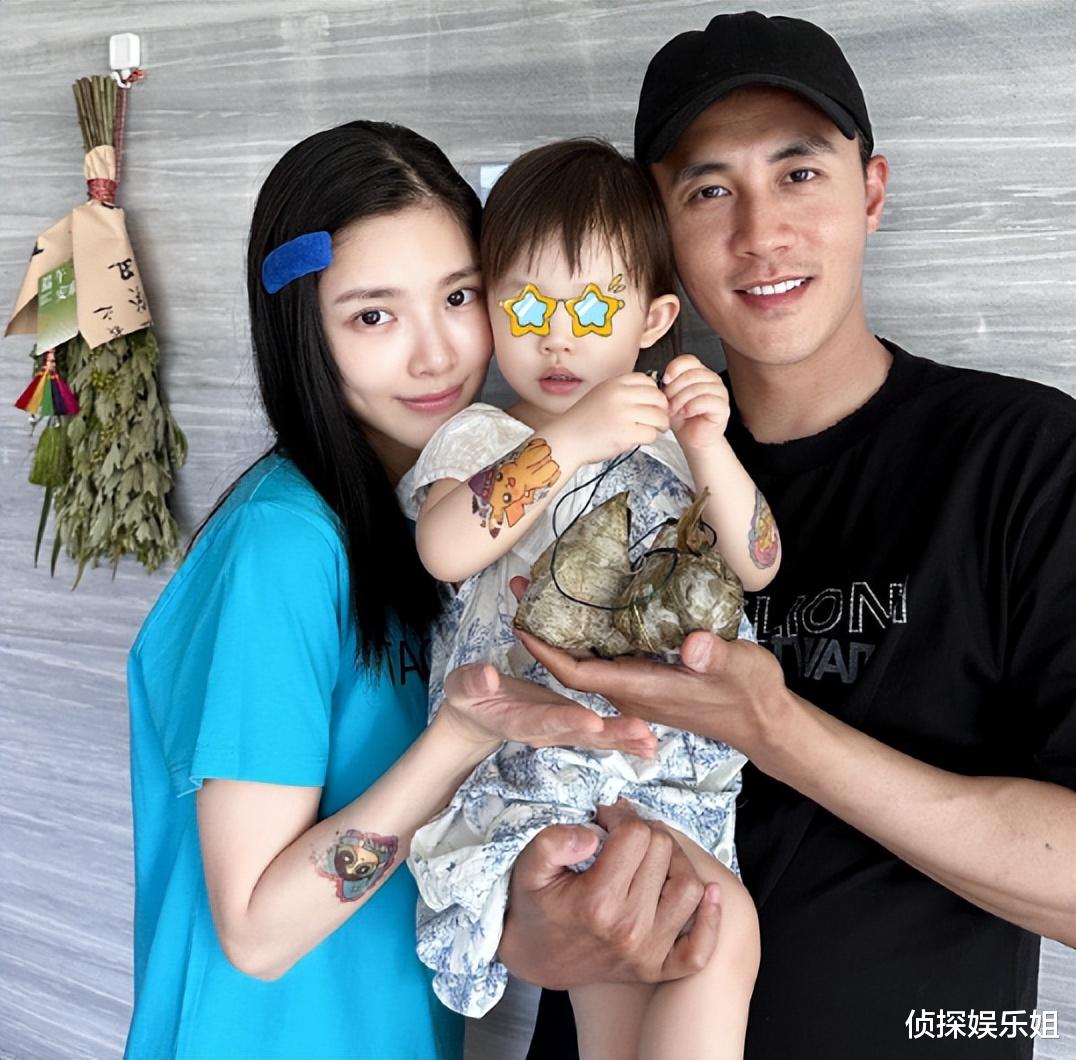 杜淳老婆自信公开全素颜，脸上雀斑明显超真实，“妈生脸”美翻了