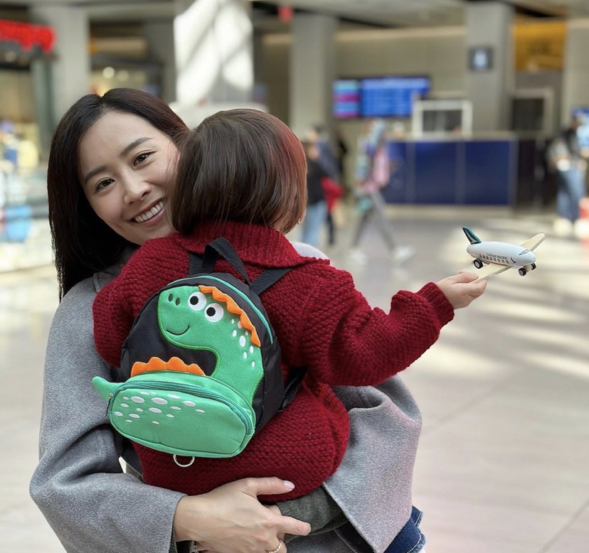 41岁陈法拉近状曝光，与老公品红酒共度感恩节，纯素颜露面超接地气