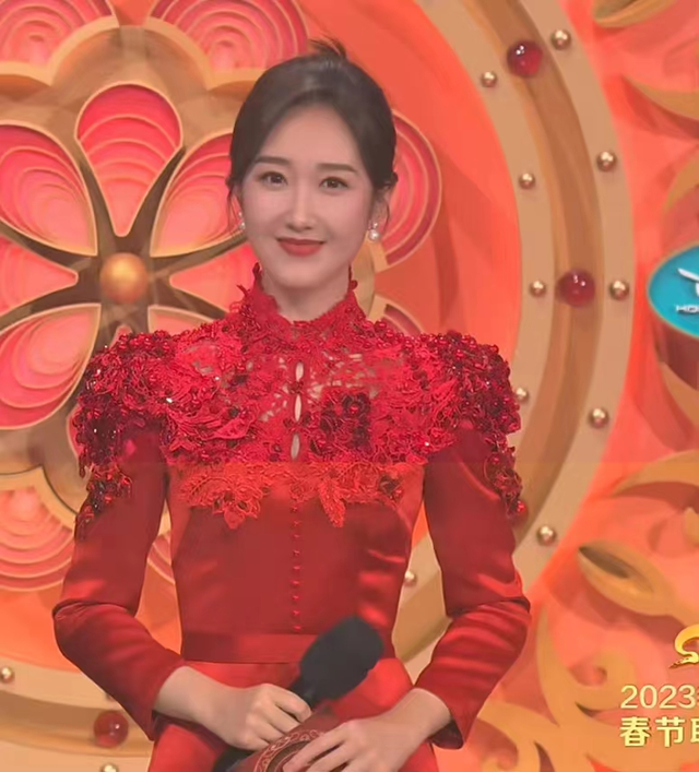 水果 春晚口红色号火了！马凡舒成焦点，谭维维气场全开，新人主持被嘲