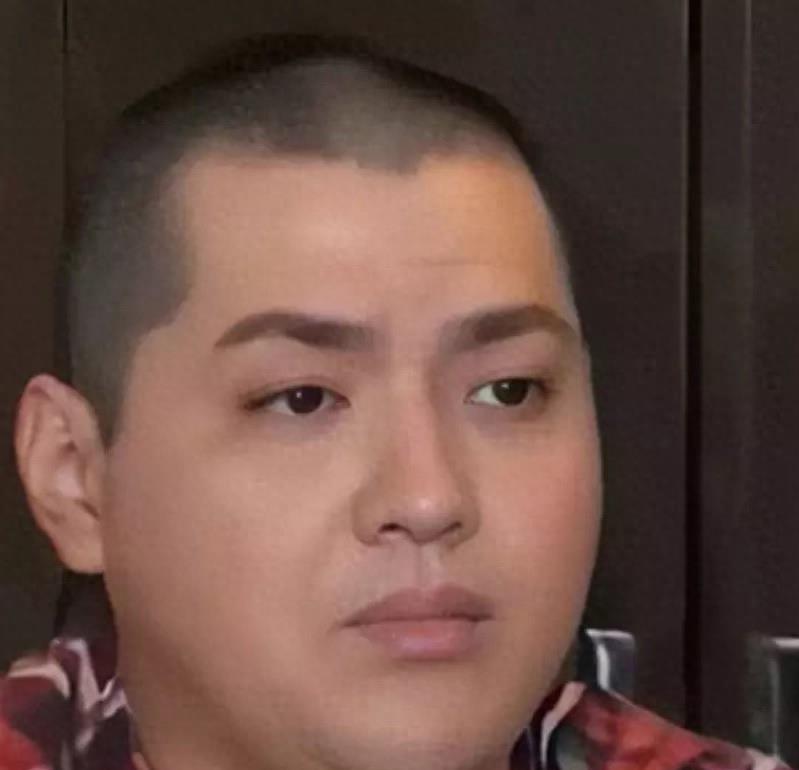 吴亦凡狱中生活后续,母亲找过成龙求救被拒,生父尝试引渡后无果