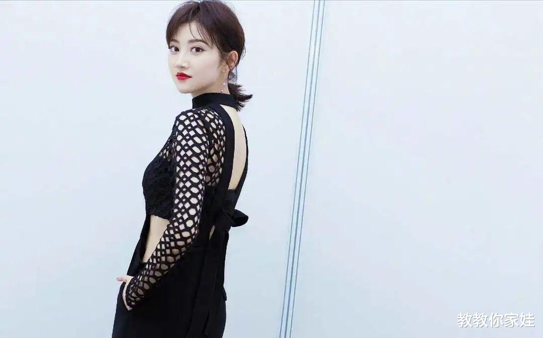 景甜玉女形象不要了?穿渔网裤装尽显万种风情,张继科真不懂珍惜