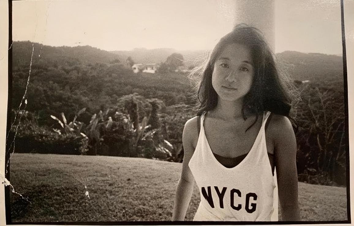 花滑|王薇薇:73岁皮不松肉不垮,背影如少女,家世显赫身边小鲜肉不断