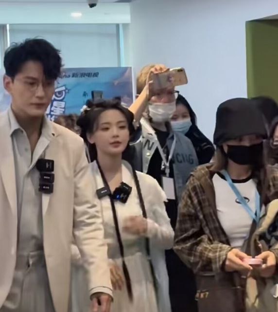 杨超越|杨超越徐正溪合体扫楼,女方被赞可爱漂亮,给员工化妆撞脸黄子韬