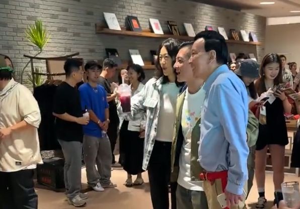 陈冠希夫妻出席活动，和美女亲密搂抱合影，71岁陈父比儿子显年轻