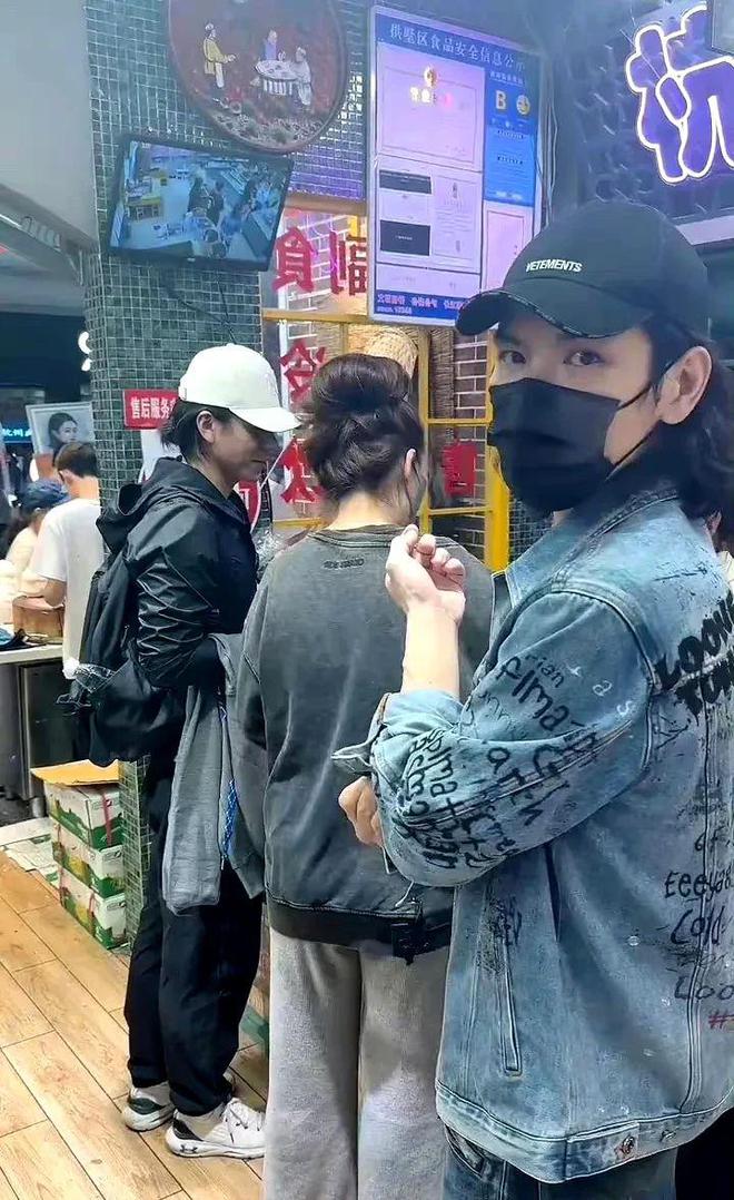 向佐夫妇武林夜市被偶遇，郭碧婷女神气质全无，跟之前变化太大！