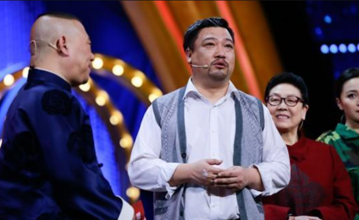 贾冰|多档综艺“封神”的贾冰，为什么到春晚就不灵了？看到后台有谁，秒懂