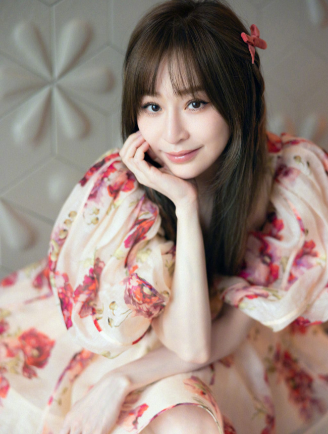 资料显示,王心凌出生于1982年的台湾,在圈内摸爬滚打多年,也就传出过