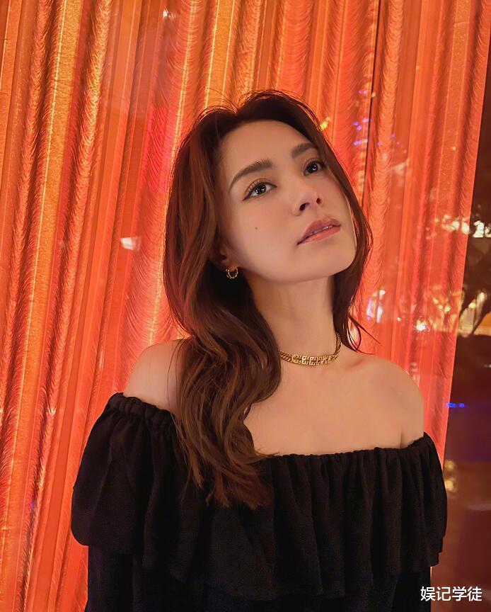 官宣新恋情?42岁钟欣潼与皇甫圣华脸贴脸引猜测,曾被拍接头亲吻