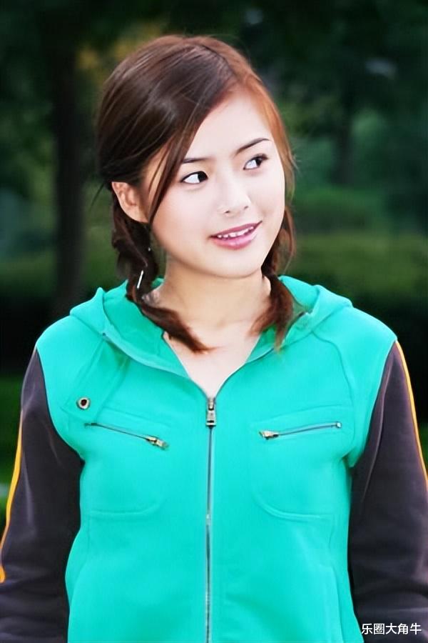 主持人陈辰罕晒全家福,41岁高龄生子,与小3岁老公似姐弟