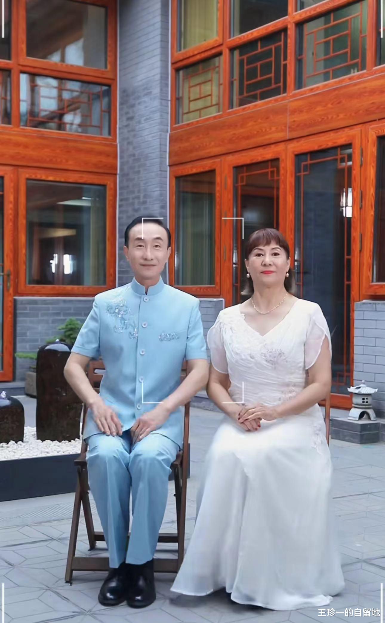 巩汉林|65岁巩汉林晒全家福引起骂声一片: 背景豪宅或过亿, 儿子留须太不孝