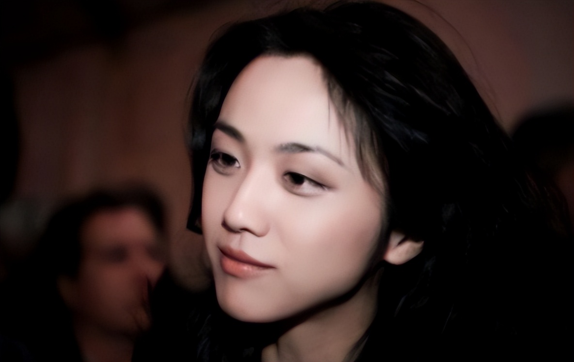 44岁汤唯对比49岁周迅，骨相老去和皮相老去的差距一目了然