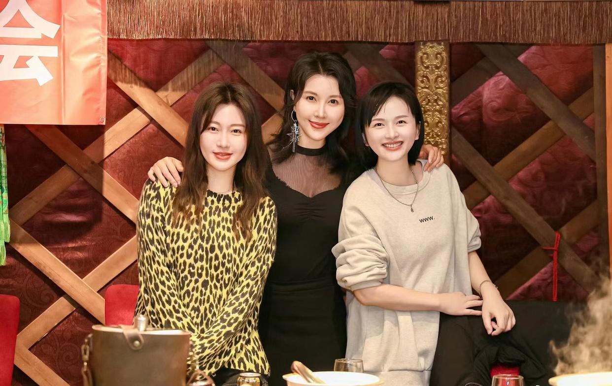 时隔10年《火蓝刀锋》剧组首聚,潘阳状态不好,乌云美到认不出