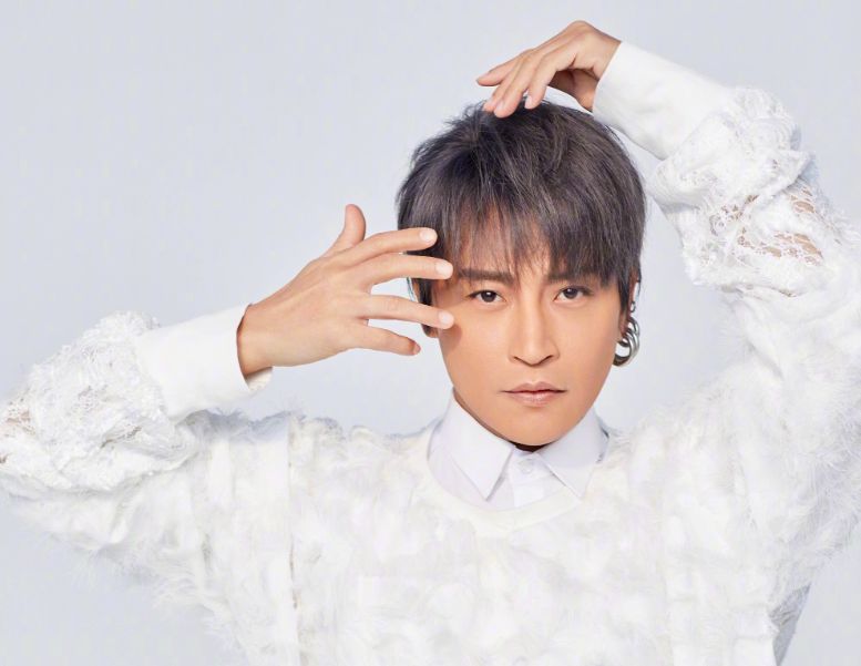 陈志朋偷漏税上千万！被扒在后辈面前耍大牌，大呼小叫命令其斟茶